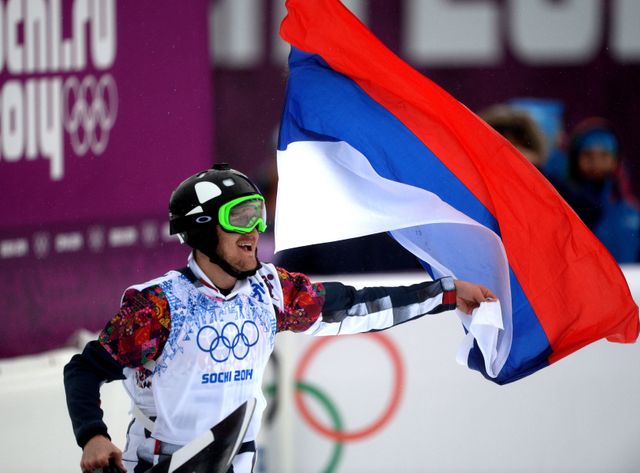Le russe Nikolay Olyunin, gagnant de la médaille d’argent, après la finale de cross snowboard aux JO de Sotchi en février 2014