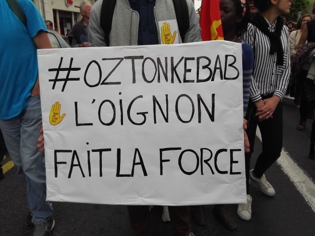 détournement du slogan "OZ ta droite" dans la manifestation de samedi