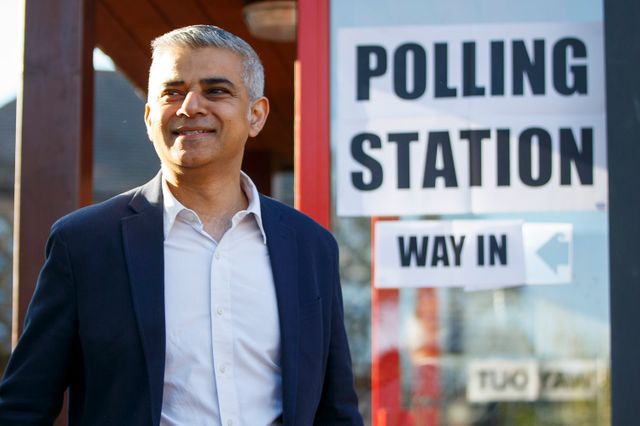 Sadiq Khan à la sortie du bureau de vote ce jeudi