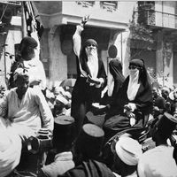 Huda Shaarawi protestant en Egypte dans les années 1920.