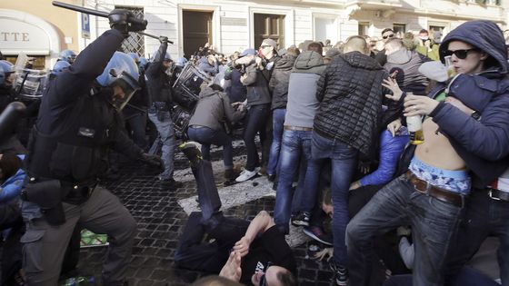 Affrontement à Rome entre supporters du Feyenoord Rotterdam et la police en 2015 ©Reuters - Yara Nardi