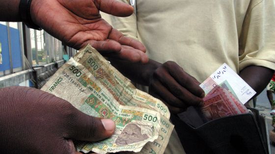 A Abidjan, échange de Francs CFA ©Reuters - Thierry Gouegnon
