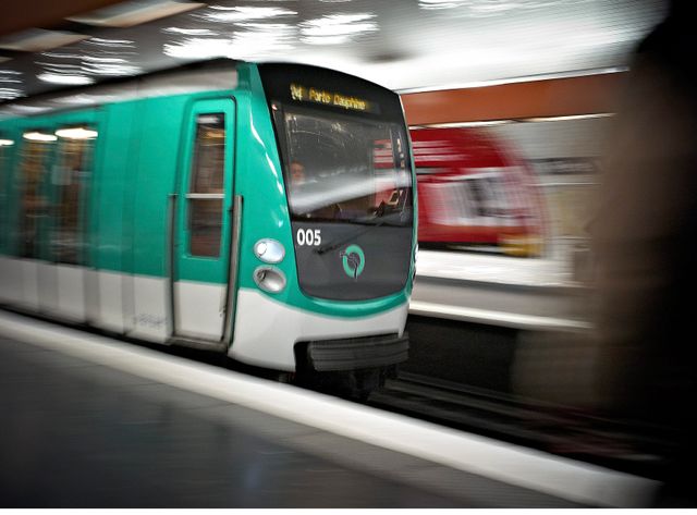 En septembre 2011, un jeune homme indien de 33 ans, surnommé "Babu", meurt électrocuté sur les rails du métro parisien.