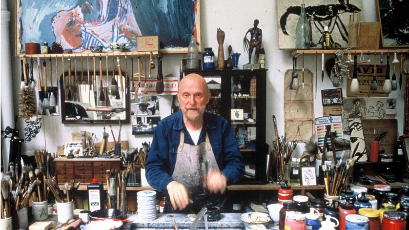 Pierre Alechinsky en 1988 dans son atelier.