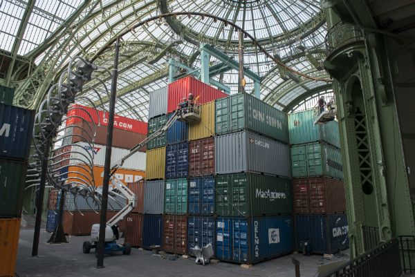 Installation de l'œuvre de Huang Yong Ping pour Monumenta