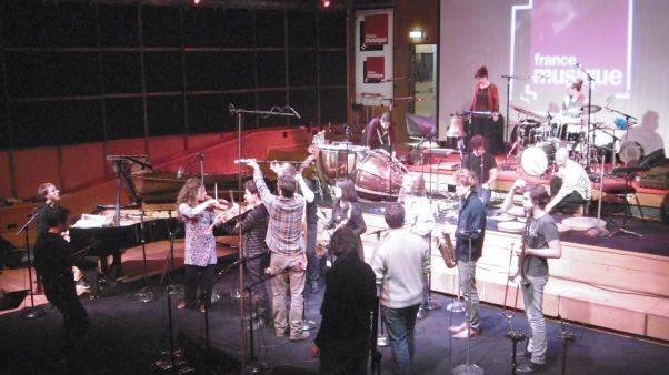élèves pendant les balances3 au studio 106