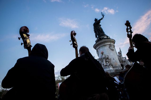Orchestre Debout le 30 avril Place de la République