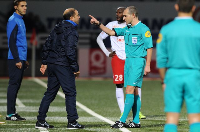 L'entraîneur de l’ASNL Pablo Correa s’insurge contre une décision l'arbitre Benoit Millot lors du match Nancy - Bourg en Bresse.