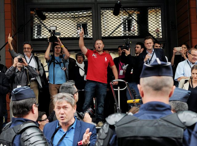 Près de 300 personnes sont venues manifester contre le rassemblement de Robert Ménard à Béziers