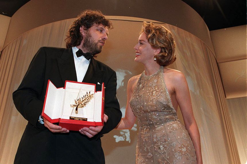 Emir Kusturica recevant sa seconde palme d'or en 1995 pour "Underground"