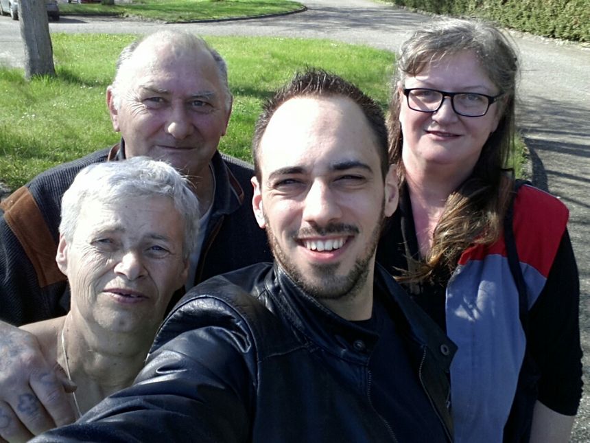 Liliane, Véronique et Christian autour de Damien à Morsbronn