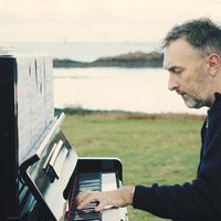 Yann Tiersen au piano sur l'île d'Ouessant dans le Finistère.