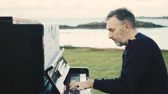 Yann Tiersen au piano sur l'île d'Ouessant dans le Finistère.
