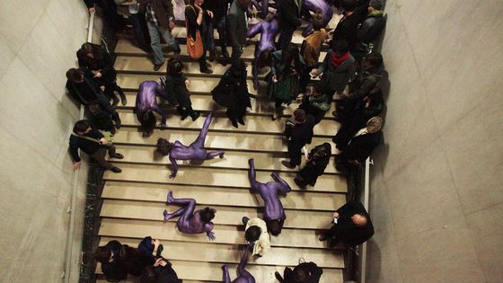 Meute monochrome violet métallisé, Palais de Tokyo, Paris, 2012 - © Maria Spera