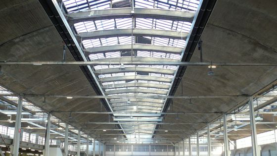 Halle Freyssinet : Intérieur, la nef centrale et les deux nefs latérales - Mossot - Wikicommons