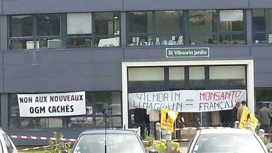 Les banderoles déployées à l'entrée du site ce vendredi matin