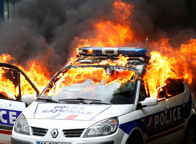 La voiture de police a été incendiée près du canal Saint-Martin, à Paris