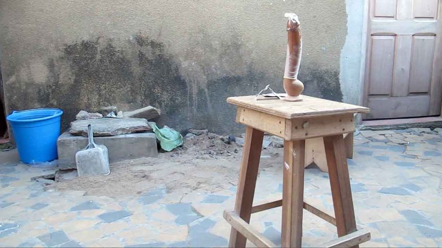 Le pénis en bois, indispensable pour les séances de sensibilisation !