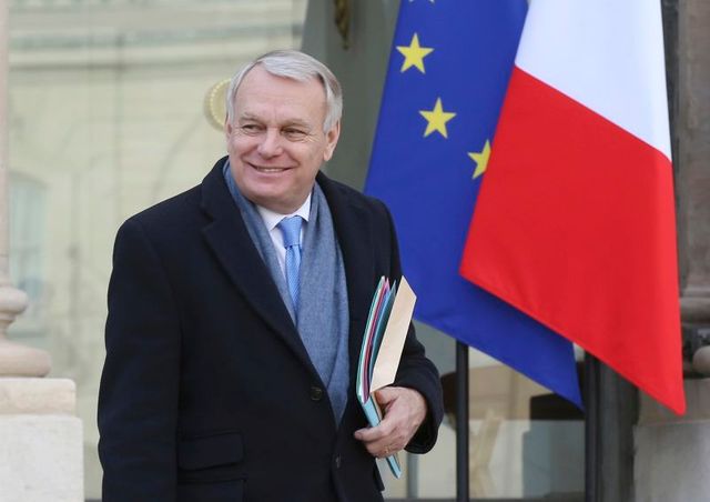 jean marc ayrault a "l'intention de rester"