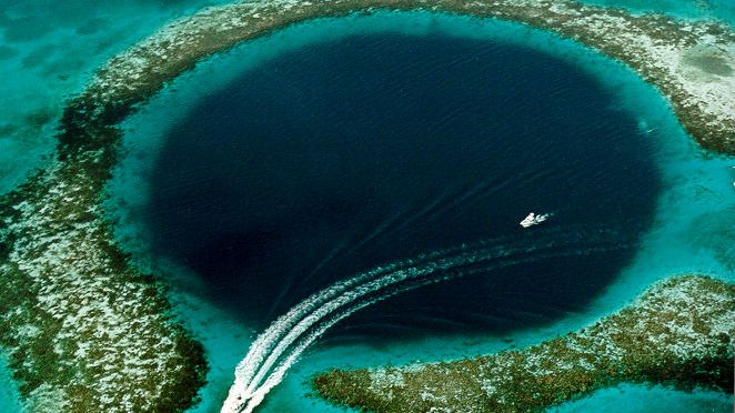 Le Grand Trou Bleu, cénote sous-marin au large de la côte du Belize