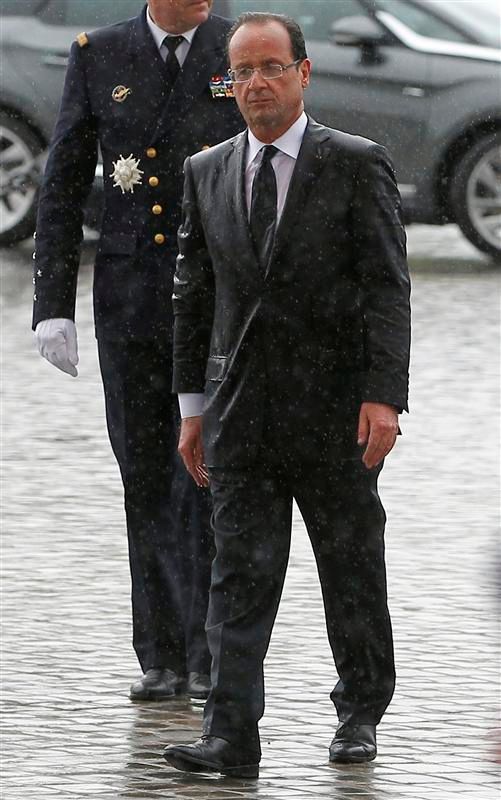 les premiers pas de françois hollande sous le signe de la rupture et la pluie