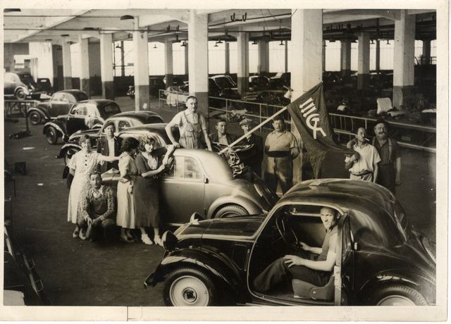 Grève et occupation d'une usine de construction automobile en région parisienne (Nanterre), 1937