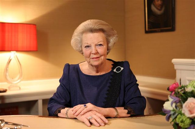 la reine beatrix des pays-bas abdique en faveur de son fils