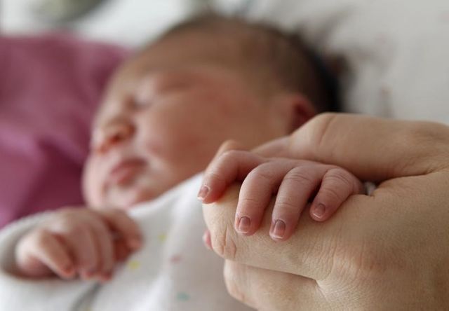 le nombre de naissances en légère baisse en 2013