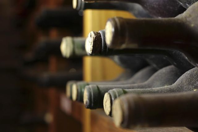 la vente des vins de l'elysée rapporte 500.000 euros