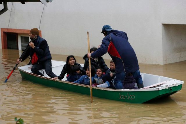 le bilan des inondations en serbie et bosnie s'alourdit