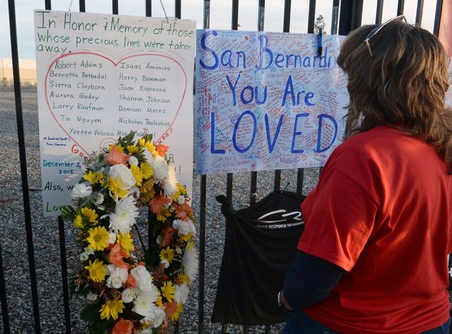 Des habitants se recueillent sur le site de la tuerie de San Bernardino, le 6 décembre 2015