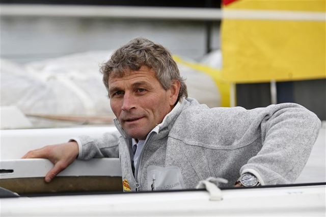 le suisse bernard stamm disqualifié du vendée globe