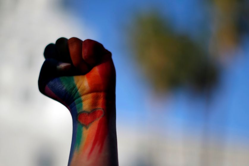 Poing levé aux couleurs du Rainbow Flag à un rassemblement à Los Angeles