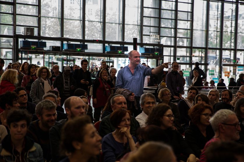 Une session d'insultes littéraires : des répliques fusent depuis le public