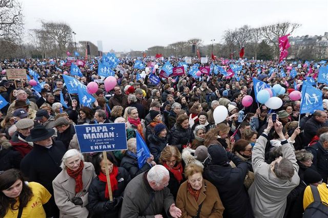 la droite récuse l'impossibilité juridique d'un référendum sur le mariage gay