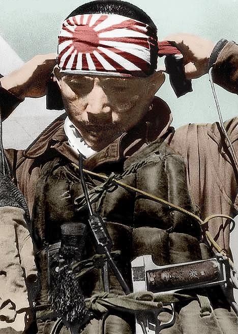 Un pilote attache son "hachimaki" avant de s'envoler pour son ultime mission.