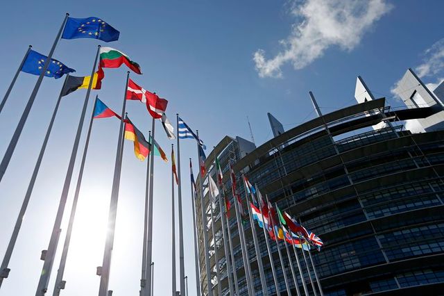 le ppe donné vainqueur avec 211 sièges au parlement européen