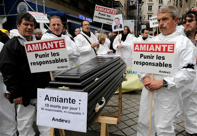 manifestation de victimes de l'amiante avant la cour de cassation