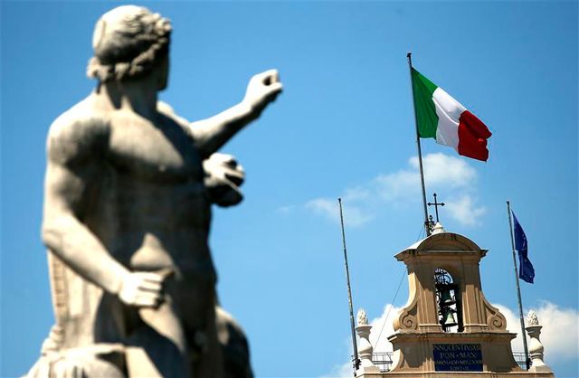incertitude politique en italie après la condamnation de silvio berlusconi