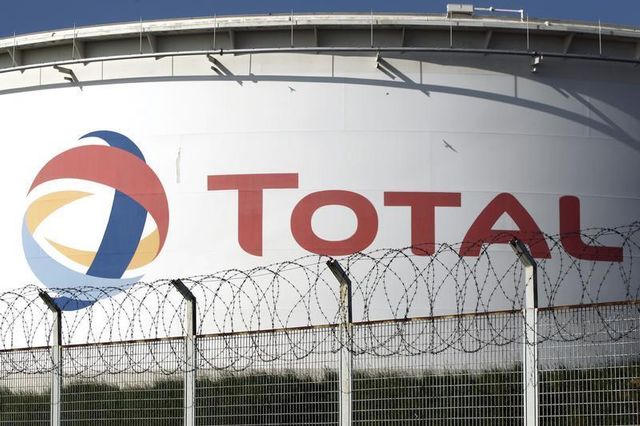 des salariés de total reconduisent leur mouvement de grève