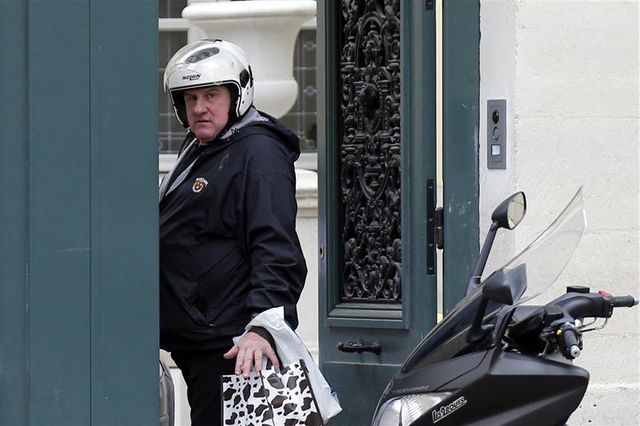 vladimir poutine accorde la nationalité russe à gerard depardieu