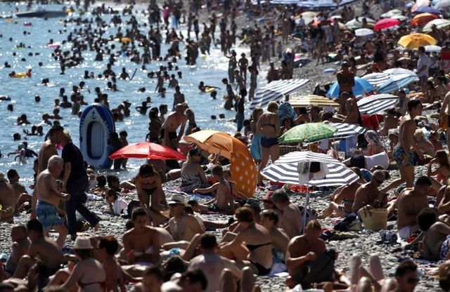 les français préfèrent leur pays et la mer pour les vacances