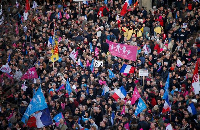 "la manif pour tous" mobilise contre la politique familiale du gouvernement