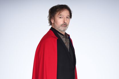 Christophe Alévêque sur fond gris Christophe Alévêque sur fond gris