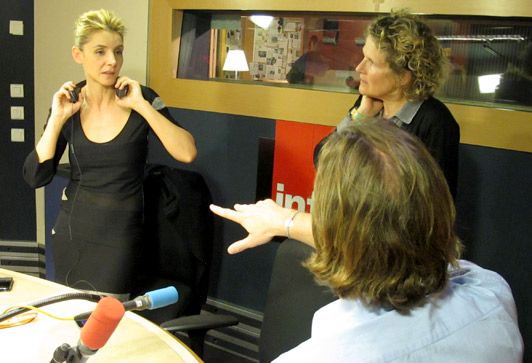 Clotilde Courau, Anne Kobylak et François Busnel. Discussion autour du choix du morceau musical qui sera diffusé pendant l'émission