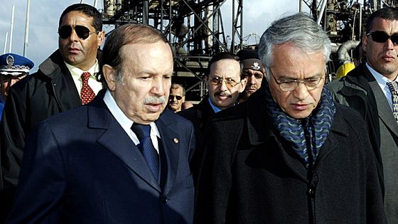 Le président Bouteflika en mai avec son ministre de l'énergie (limogé depuis) ©Reuters - Zohra Bensemra