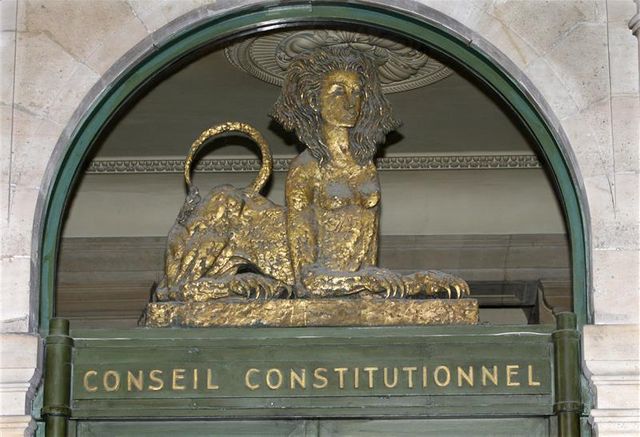 le conseil constitutionnel valide une disposition taxant les parachutes dorés