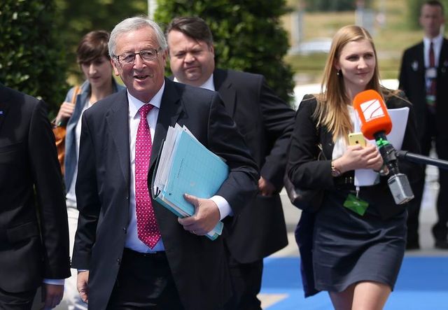 les dirigeants européens désignent jean-claude juncker pour la commission