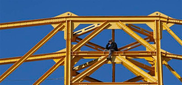 le père perché sur une grue à nantes aurait l'intention d'en descendre bientôt