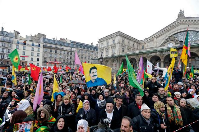 manifestation à paris après l'assassinat de trois militantes kurdes